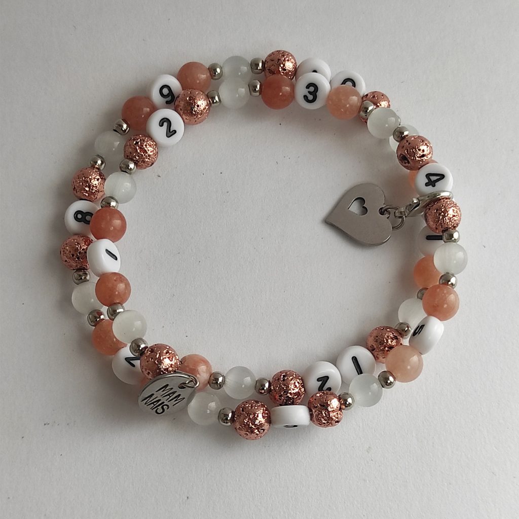 Bracelet d'allaitement Margot sur fond blanc