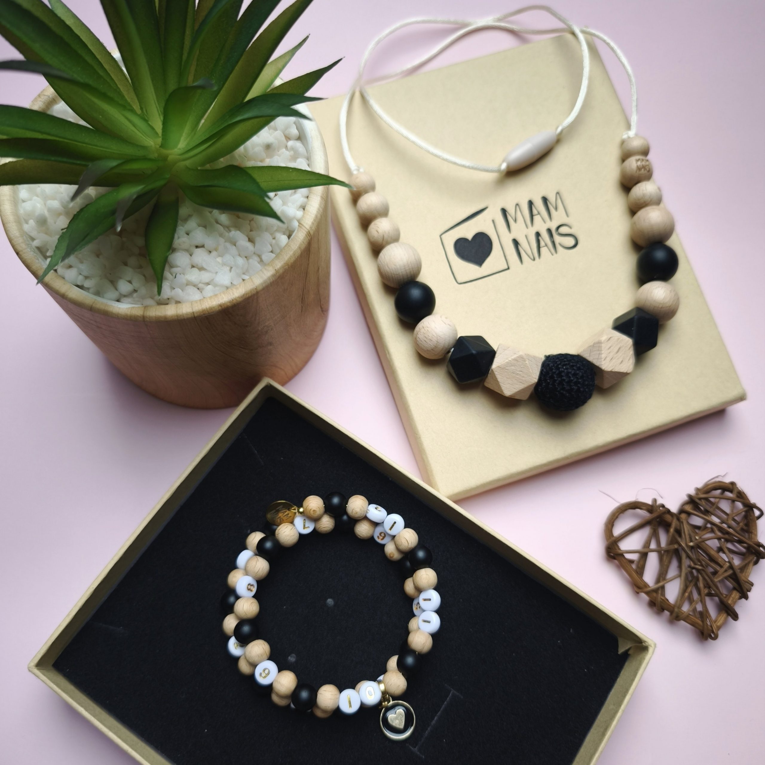 2025/10/1000032488-scaled.jpg Coffret Bijoux d'Allaitement et de Portage – Image 1