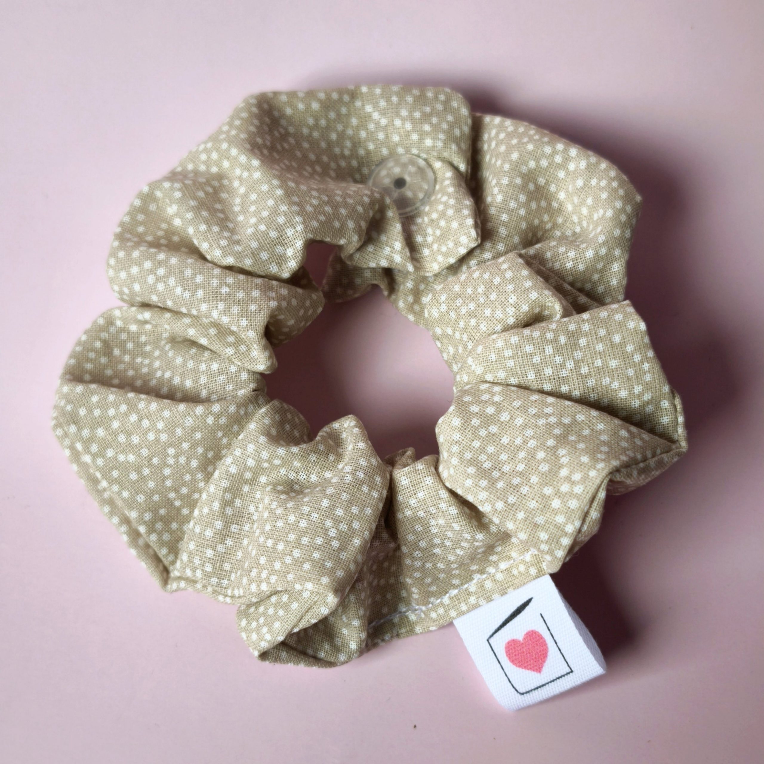 2026/02/1000038936-scaled.jpg Chouchou d’allaitement - Beige Mini Pois Blanc – Image 1