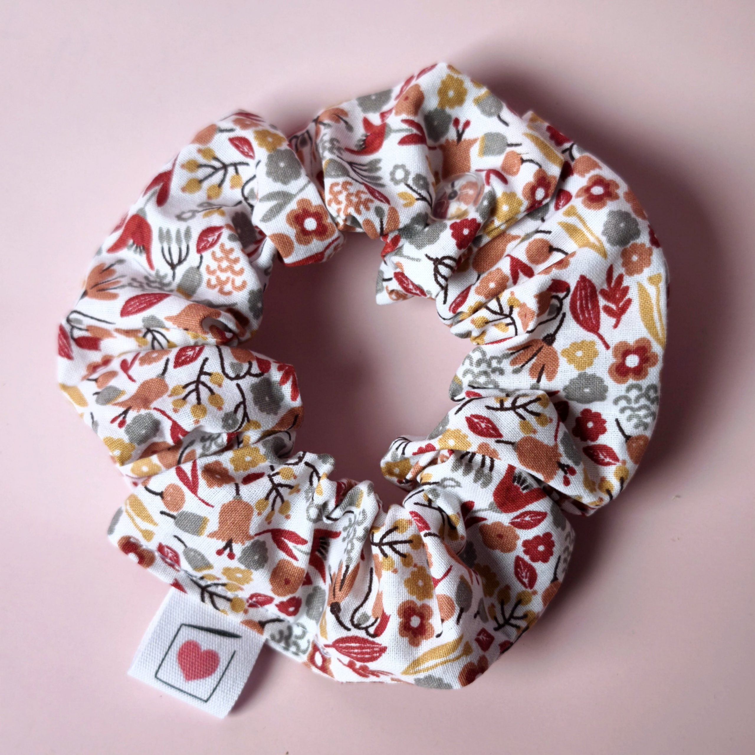 2026/02/1000038937-scaled.jpg Chouchou d’allaitement - Blanc Fleuris – Image 1