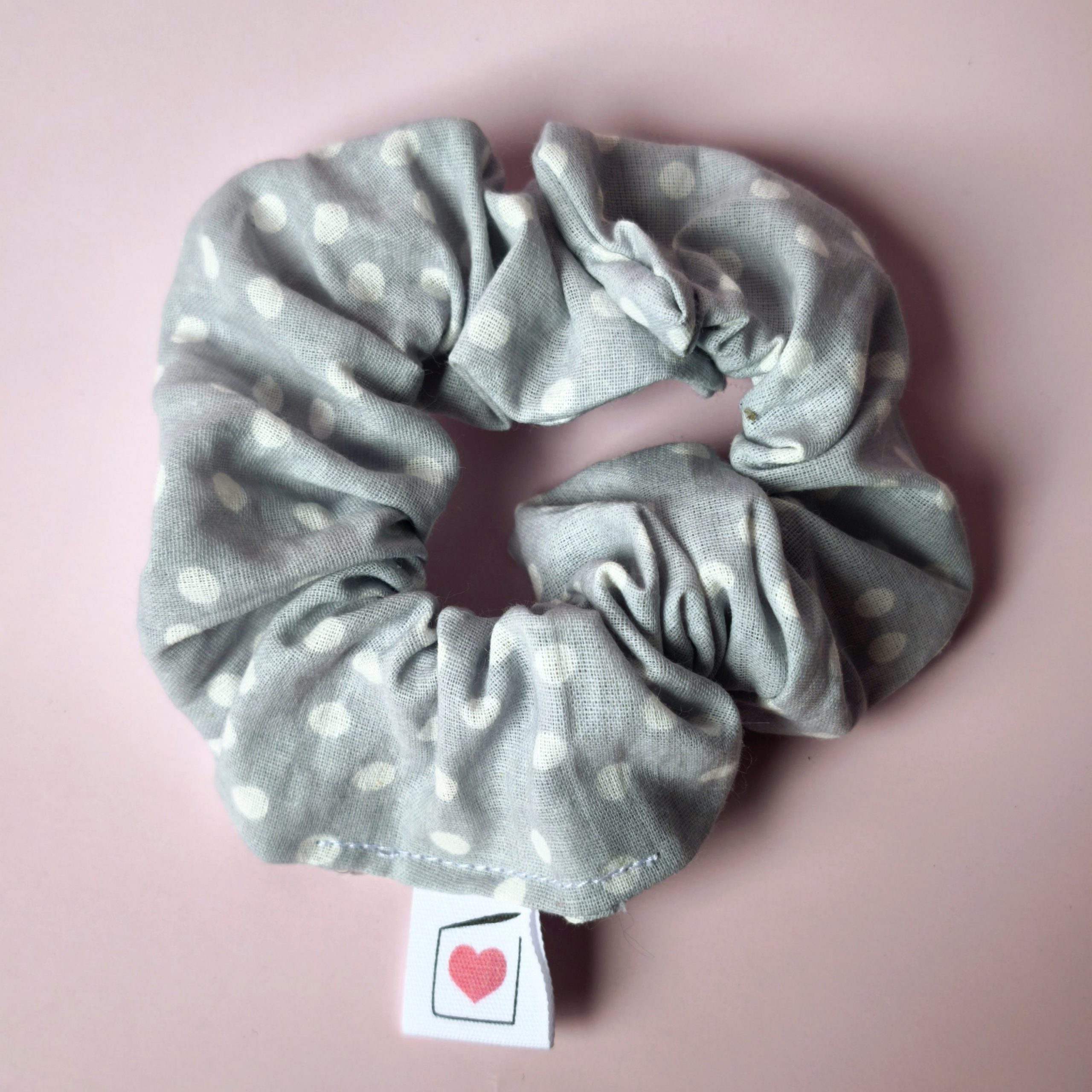 2026/02/1000038939-scaled.jpg Chouchou d’allaitement - Gris Pois Blanc – Image 1