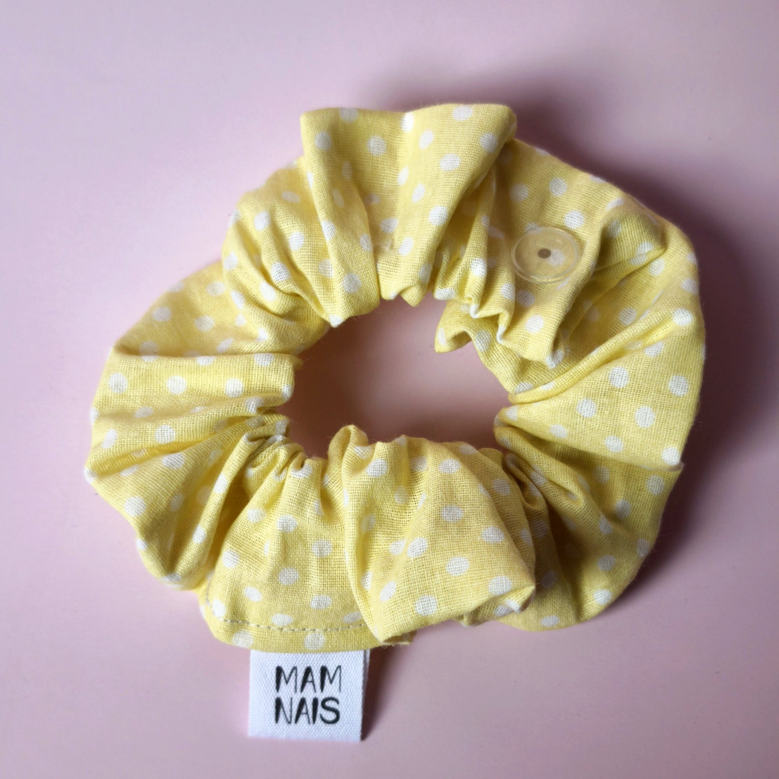 2026/02/1000038941-scaled.jpg Chouchou d’allaitement - Jaune Pois Blanc – Image 1